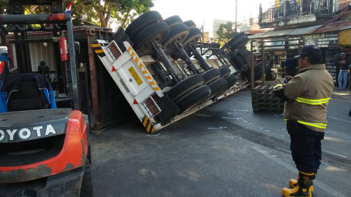 Truk Trailer Terguling Picu Kemacetan di Jalan Untung Suropati, Kota Batu