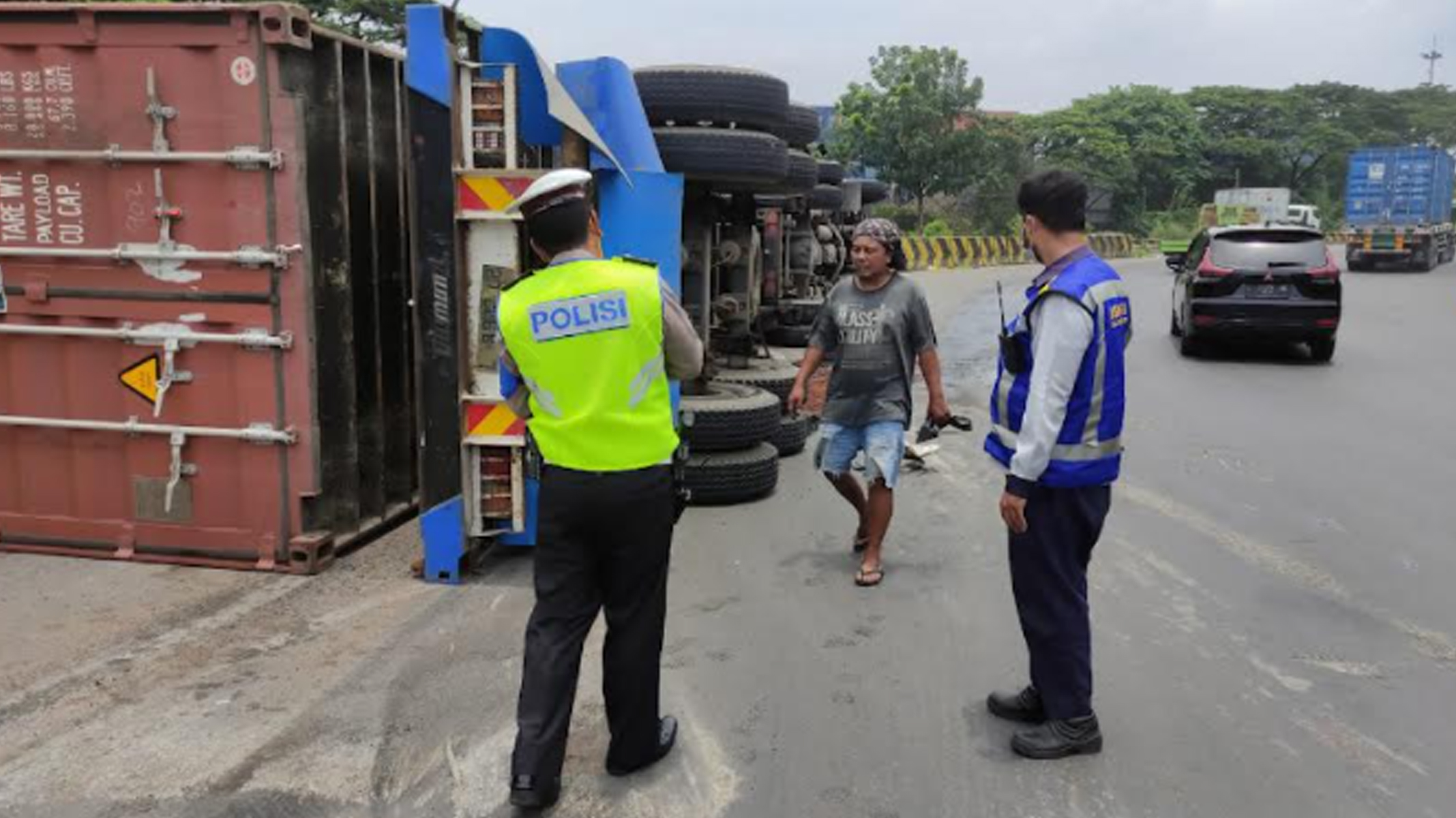 Kecelakaan di Tol Perak-Waru, Truk Trailer Terguling