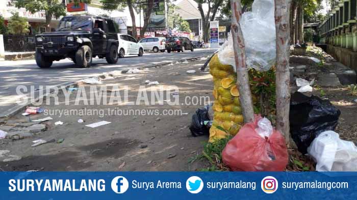 tumpukan-sampah-di-pinggir-jalan-retawu-setelah-car-free-day-di-jalan-ijen-kota-malang.jpg