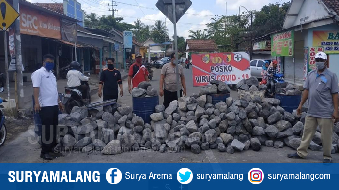 tutup-jalan-pakai-batu.jpg