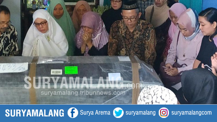 umi-salamah-pakai-mukena-ibu-kandung-shinta-putri-dina-pertiwi-saat-berada-di-dekat-peti-jenazah_20180824_142016.jpg