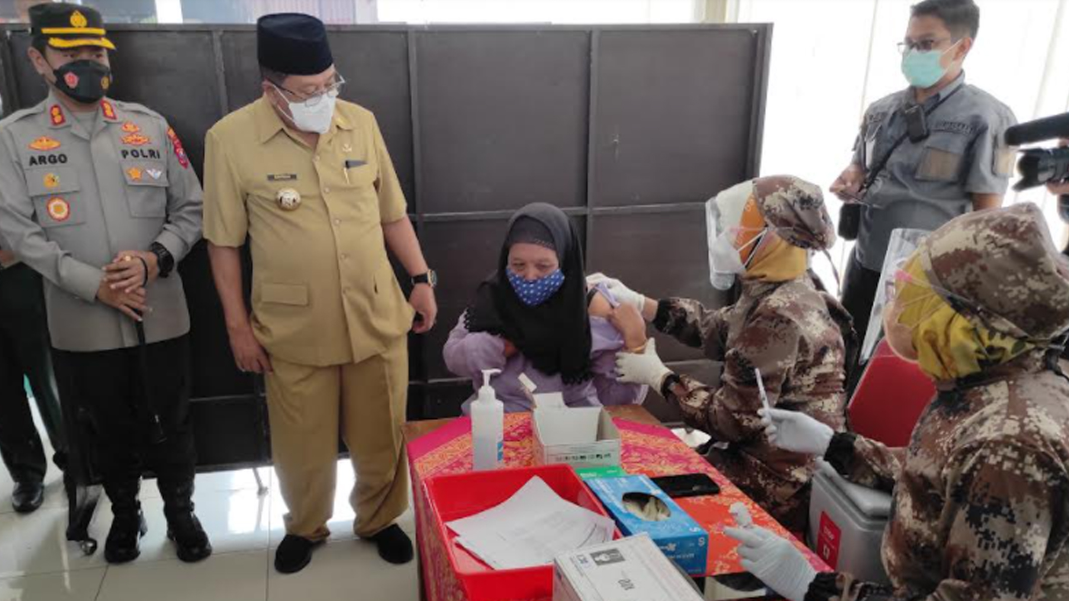 vaksinasi-booster-untuk-lansia-blitar.jpg
