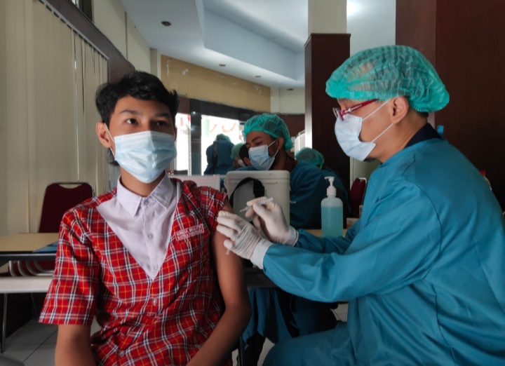 vaksinasi-coviid-19-untuk-pelajar-kota-malang.jpg