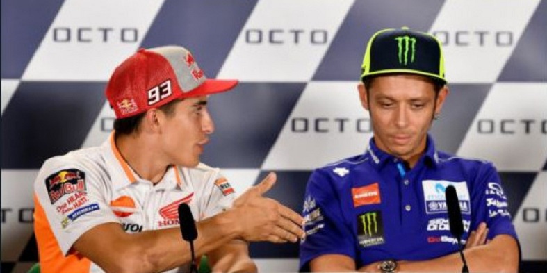 valentino-rossi-menolak-jabat-tangan-marc-marquez-saat-konferensi-pers-motogp-san-marino-2018_20180907_201333.jpg