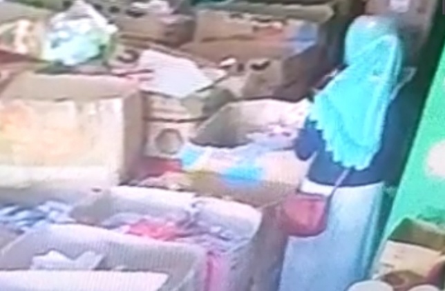Vdeo Viral di Probolinggo, 2 Emak-emak Mencuri Tas di Pasar Leces