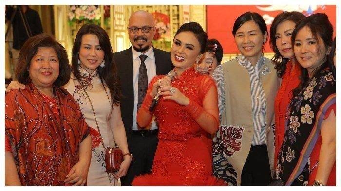 veronica-tan-rayakan-imlek-bareng-penyanyi-yuni-shara.jpg