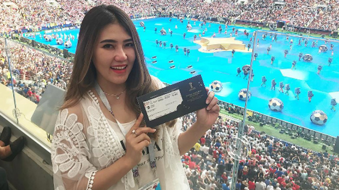 Potret Via Vallen Pakai Celana Kotor Saat Jalan-jalan di Rusia