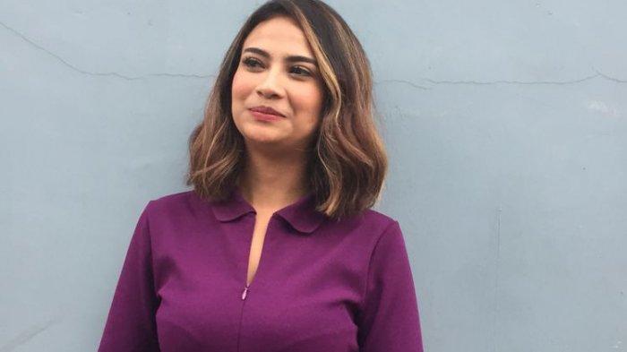 video-pendek-vanessa-angel-makan-di-restoran-bersama-2-pria-sebelumnya-ngaku-takut-betemu-orang.jpg