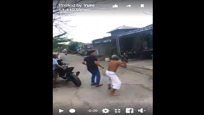 Viral di WhatsApp (WA) & Facebook (FB), Seorang Kakek Hadang Maling Motor dengan Kayu, Pelaku Ambruk