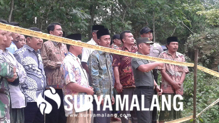 Dua Bongkahan Batu Sebesar Dua Buah Kelapa Menghantam Kepala Vokalis Musik Hadrah