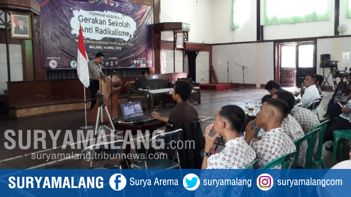 wakapolres-malang-kota-kompol-bambang-christianto-utomo-di-di-aula-sma-tugu-kota-malang_20180419_195050.jpg