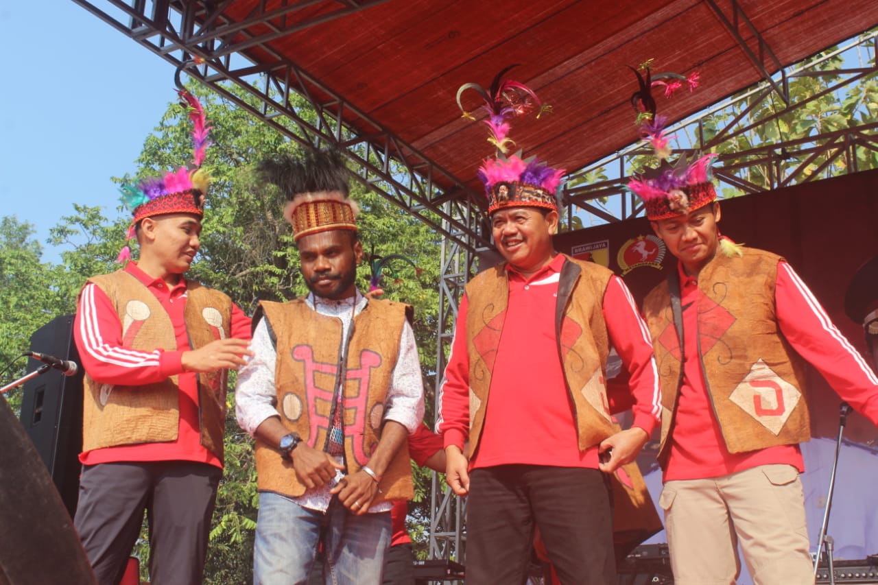 wakil-bupati-mojokerto-pungkasiadi-masyarakat-papua-menari-sajojo.jpg