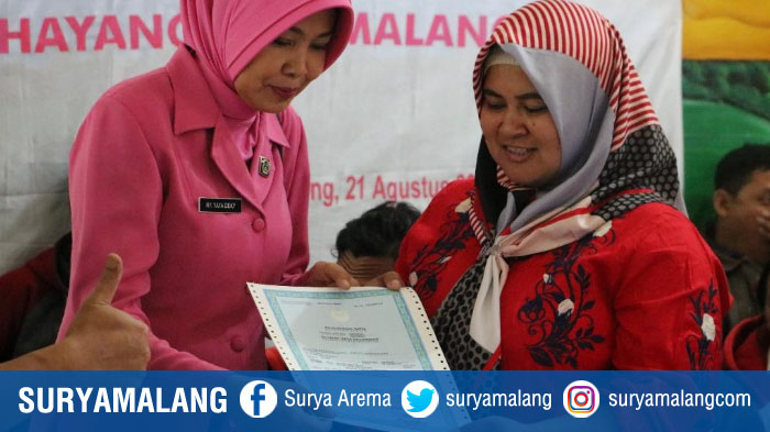 wakil-ketua-bhayangkari-cabang-malang-yaya-menyerahkan-akta-kelahiran-kepada-warga_20180821_173824.jpg