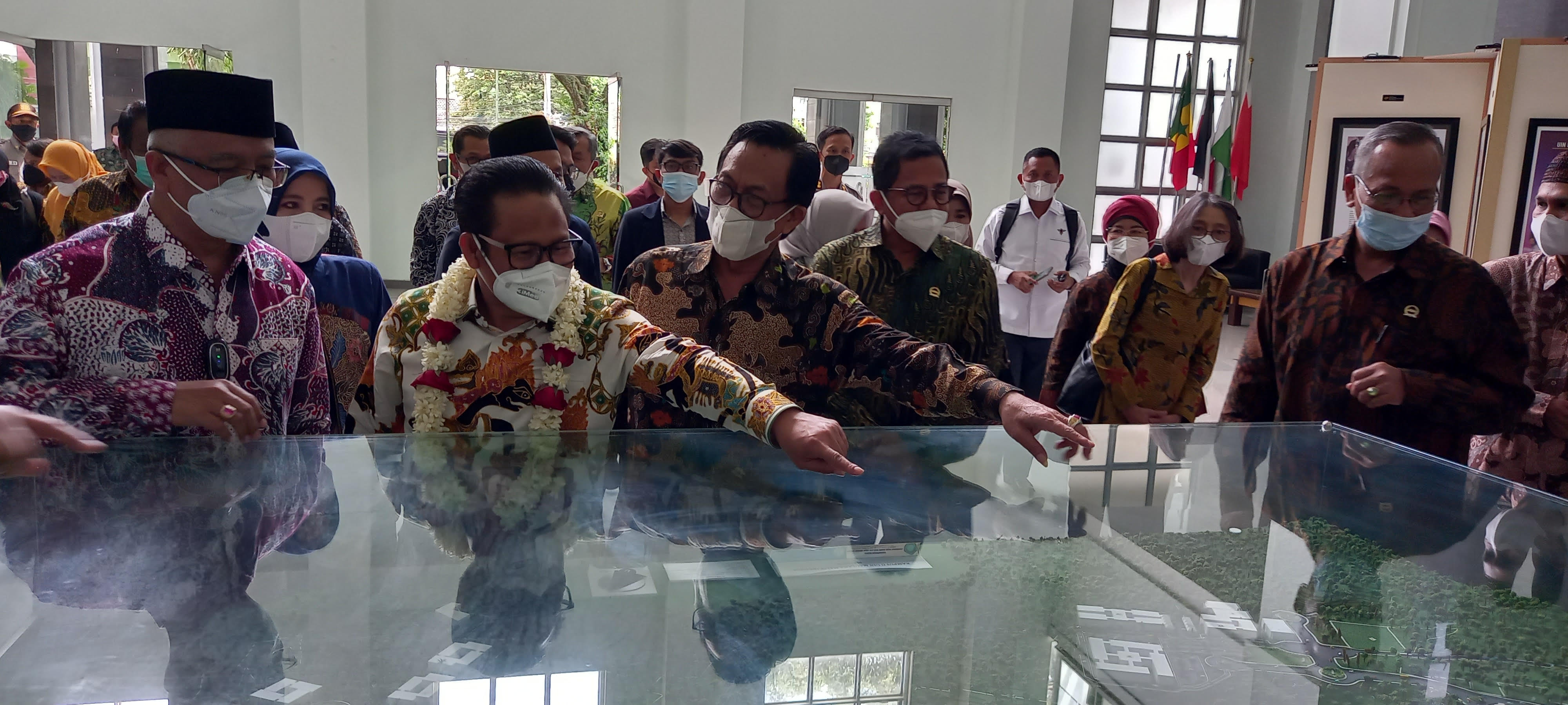 wakil-ketua-dpr-ri-dr-muhaimin-iskandar-tengah-melihat-maket-kampus-3-uin-malang.jpg