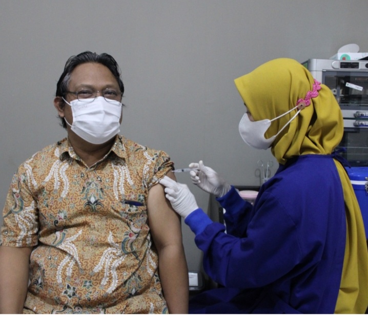 wakil-rektor-i-itn-malang-mendapatkan-vaksin-pertama.jpg