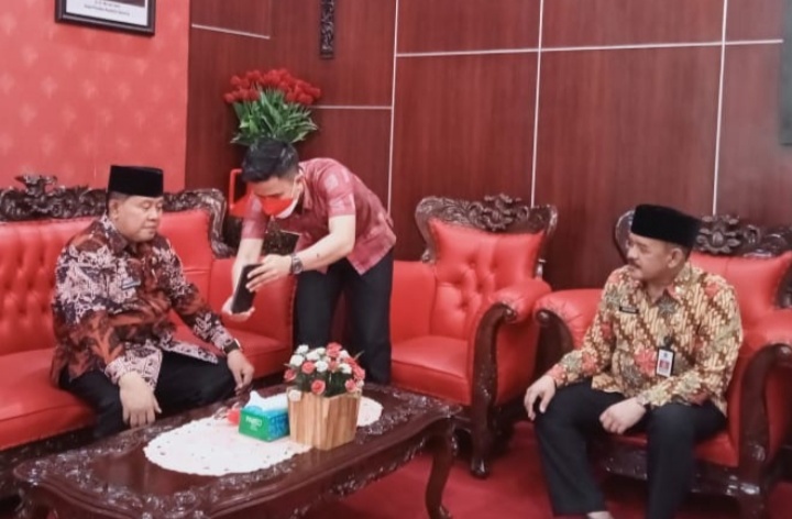 wali-kota-blitar-santoso-melakukan-perekaman-ktp-digital.jpg