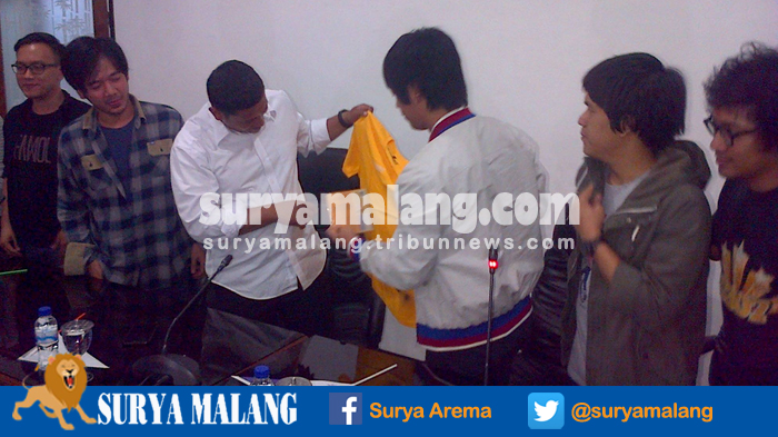 wali-kota-kediri-abdullah-abu-bakar-menerima-cenderamata-dari-personel-band-d-masiv_20161028_170904.jpg