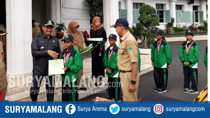 wali-kota-malang-m-anton-menyalami-atlet-por-sd-dan-mi-di-halaman-balai-kota-malang_20180122_152205.jpg