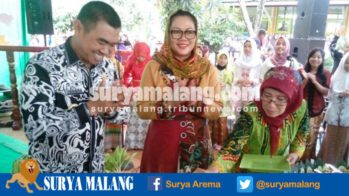 wali-kota-malang-m-anton-merayakan-ulang-tahun-ke-51-di-smpn-10-kota-malang_20161231_091930.jpg