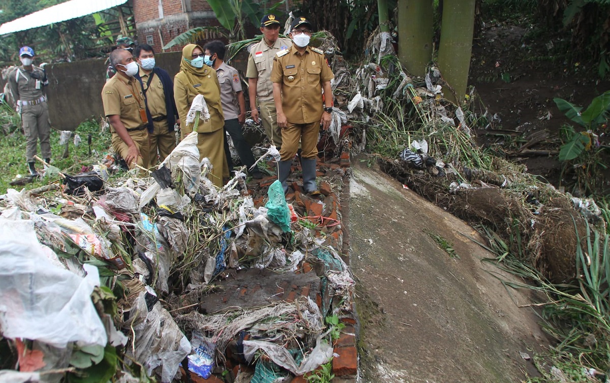 wali-kota-malang-sutiaji-saat-meninjau-daerah-terdampak-banjir.jpg