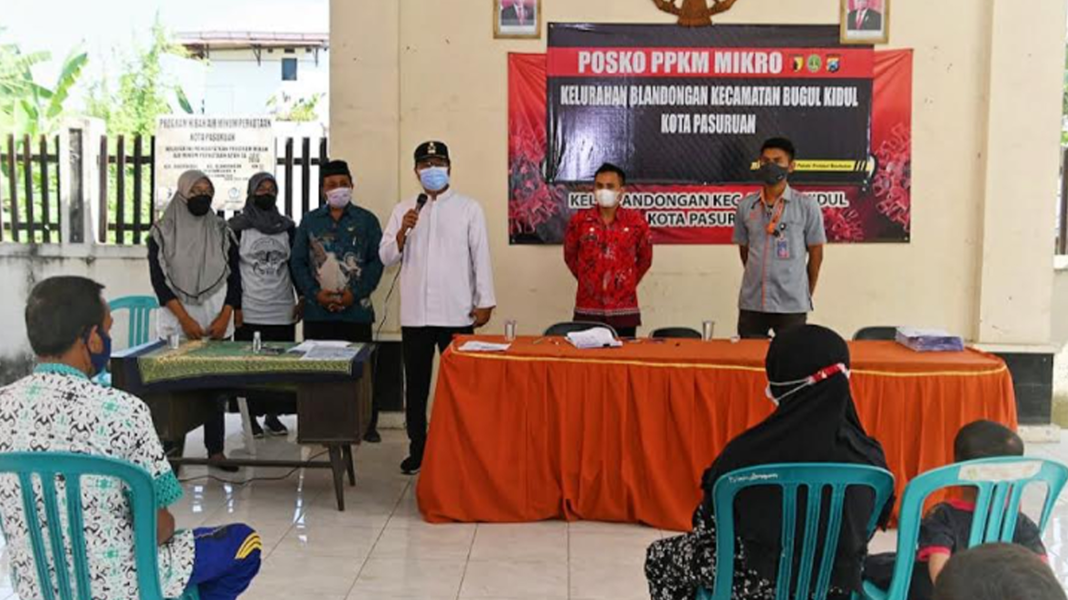 wali-kota-pasuruan-gus-ipul-saat-meninjau-proses-penyaluran-blt-dari-pemerintah.jpg