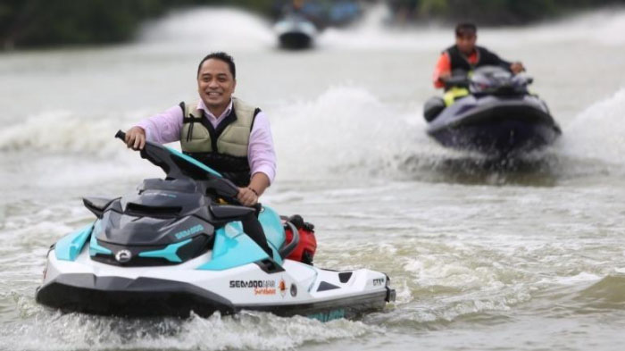 wali-kota-surabaya-eri-cahyadi-mencoba-jet-ski-di-wisata-pesisir-romokalisari.jpg