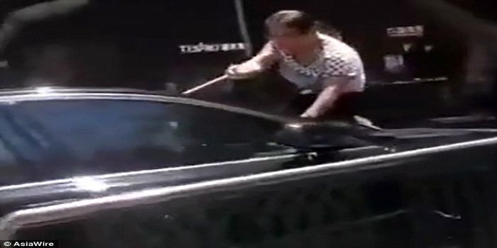 wanita-di-atas-mobil-yang-ditumpangi-suami-dan-selingkuhannya_20180722_160937.jpg