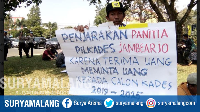 warga-desa-jambearjo-mendatangi-kabtor-bupati-malang-menuntut-pilkades-ulang.jpg