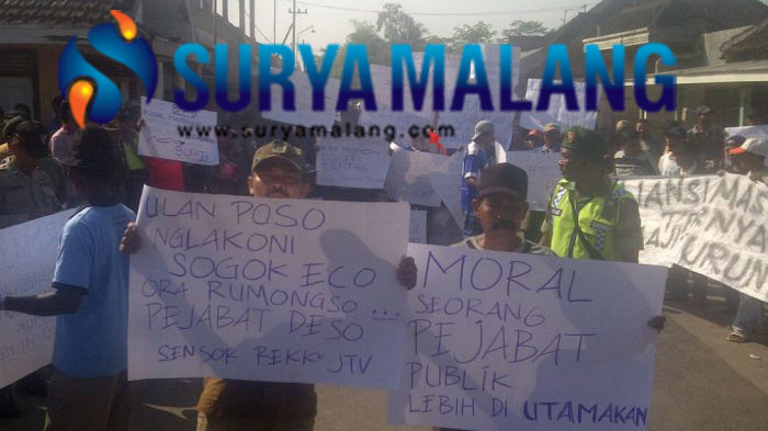 warga-desa-ternyang-sumberoucung-malang-unjuk-rasa_20160714_112459.jpg