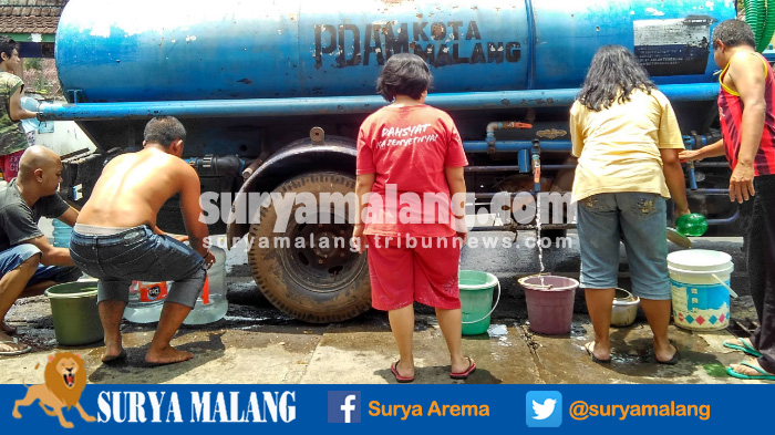 warga-kelurahan-penanggungan-mengambil-air-dari-tangki-yang-disediakan-pdam-kota-malang_20161107_130840.jpg