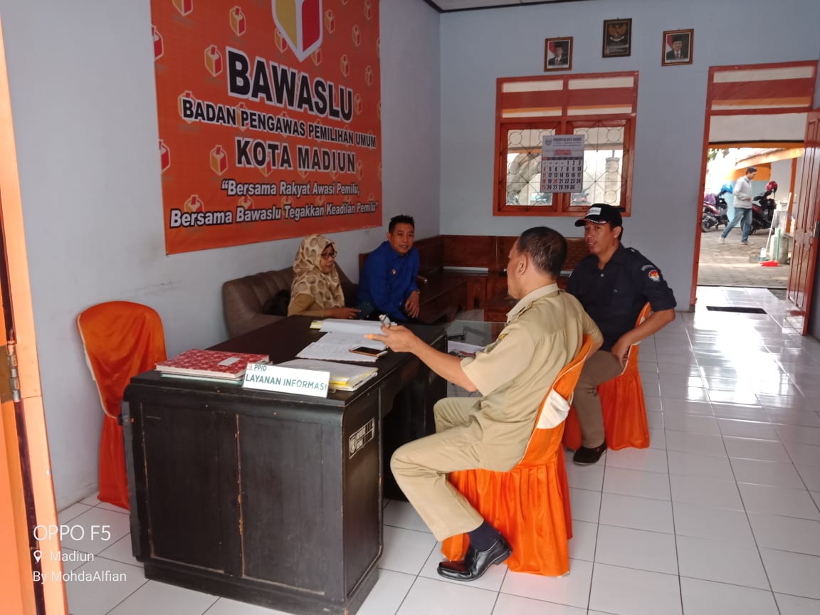 Baliho Caleg DPR-RI Di Kota Madiun Ambruk Timpa Empat Orang Hingga Terluka