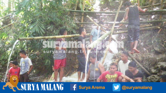 warga-mandi-di-sumber-gabos-kalipare-kabupaten-malang_20170217_171218.jpg