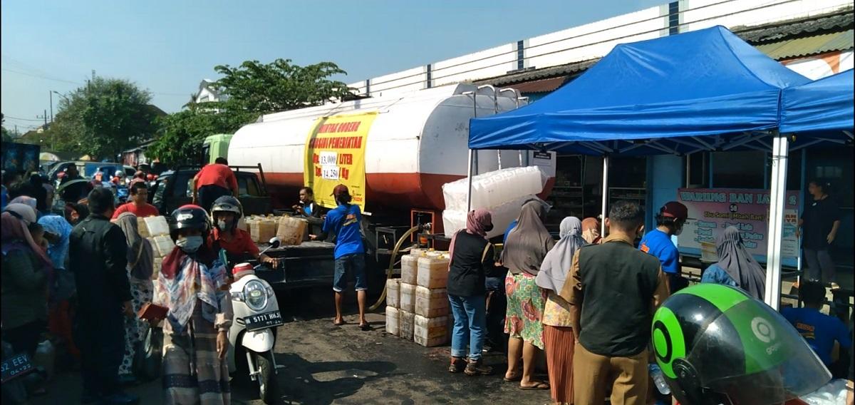 Warga Geruduk Pasar Kepanjen Demi Minyak Goreng Curah Harga Rp 13 Liter Per Liter