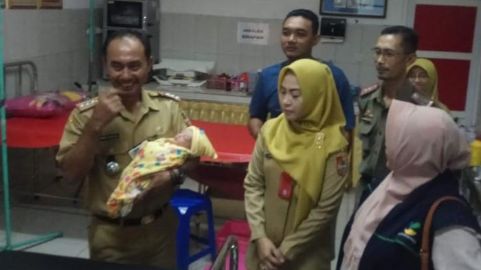 Geger Temuan Bayi Perempuan di Teras Rumah Warga Jember Saat Subuh