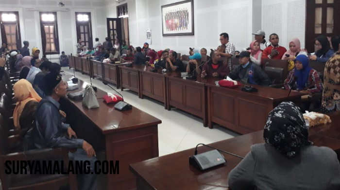 warga-mengadu-ppdb-zonasi-karena-tak-menguntungkan-mereka-di-gedung-dprd-kota-malang.jpg