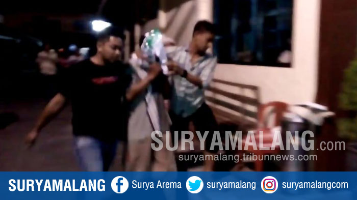 warga-menyerahkan-pelaku-pencabulan-ke-polres-sampang.jpg