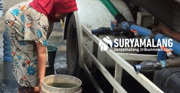 warga-perumahan-joyogrand-yang-mengalami-krisis-air-akibat.jpg