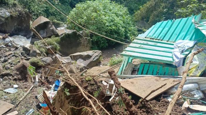 warung-di-Wisata-Coban-Talun-Kota-Batu-rusak-parah-akibat-tanah-longsor.jpg