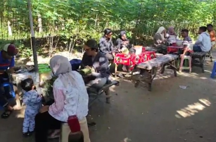 Warung Pecel Godong Jati Saur Madiun yang Tak Pernah Sepi Pembeli
