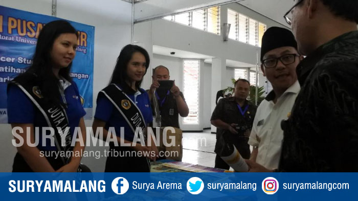 wawali-kota-malang-sutiaji-meninjau-stan-job-market-fair-di-balai-merdeka_20170802_134356.jpg