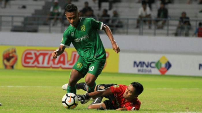 winger-persebaya-surabaya-osvaldo-haay-kiper-sriwijaya-fc-sandi-firmansyah_20180228_223800.jpg