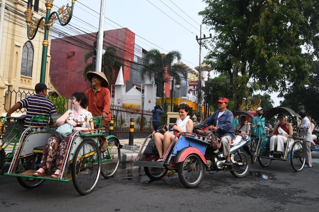 wisatawan-mancanegara-naik-becak-di-kawasan-kayutangan-heritage-kota-malang.jpg