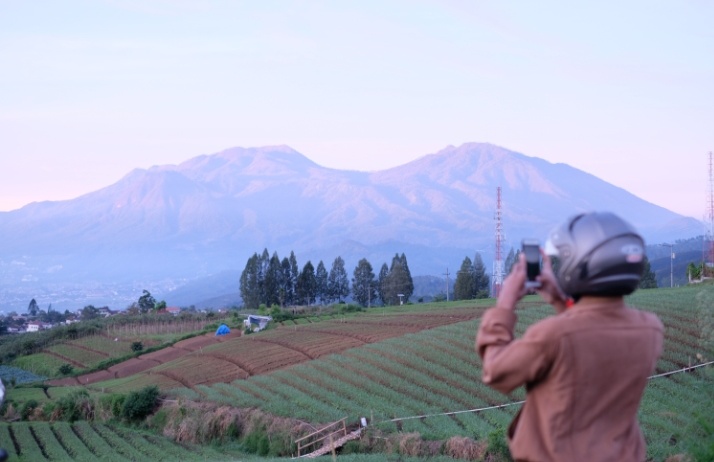 wisatawan-memotret-pemandangan-pegunungan-dari-dusun-junggo-desa-tulungrejo-kota-batu.jpg