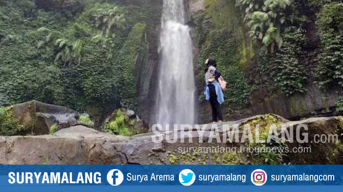 wisatawan-sedang-berfoto-di-bawah-air-terjun-coban-talun-kota-batu.jpg
