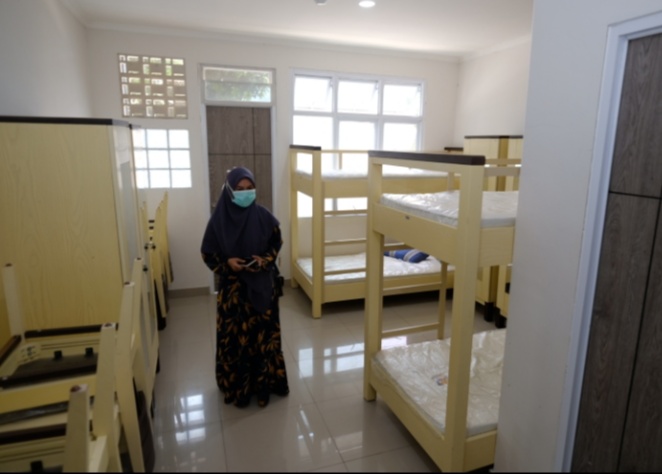 wiwik-safitri-di-tempat-isolasi-terpusat-isoter-di-yppii-kota-batu-yang-tampak-lengang.jpg