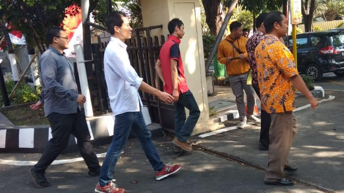 wna-asal-tiongkok-memasuki-mapolres-tuban-untuk-diperiksa-kamis-2382018_20180824_102913.jpg