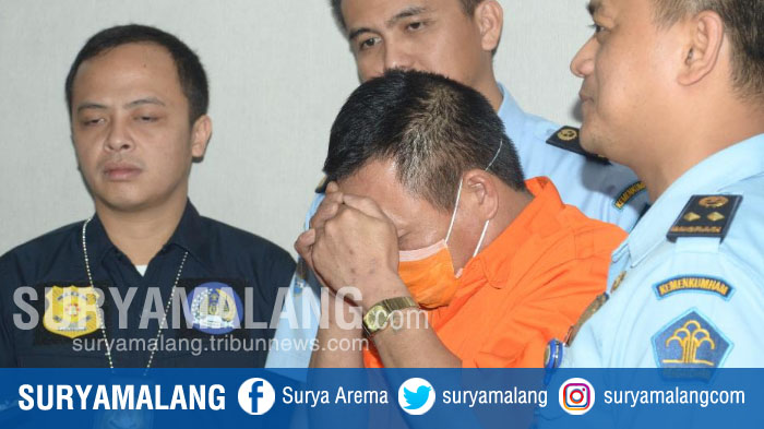 wna-asal-tiongkok-setelah-ditangka-anggota-kantor-imigrasi-kelas-i-tanjung-perak-surabaya_20180910_161608.jpg