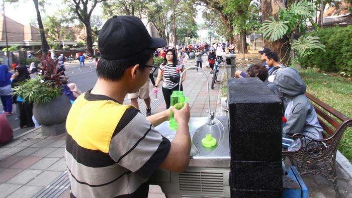 zamp-warga-mengambil-air-dari-anjungan-zona-air-minum-prima-zamp.jpg