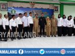 14-kepala-sekolah-berfoto-bersama-wali-kota-malang-m-anton-di-aula-dinas-pendidikan-kota-malang_20171204_101406.jpg