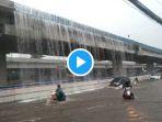 6-fakta-penyebab-kemunculan-air-terjun-viral-di-tol-becakayu-sampai-separuh-badan-mobil-tenggelam.jpg